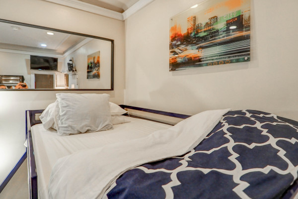 #11408 - Amazing Midtown Studio | Vakantieverhuur | Empire Bway